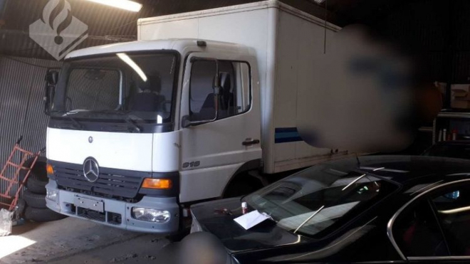 Policisté otevřeli podezřelý náklaďák. A nestačili se divit, co objevili v jeho nitru