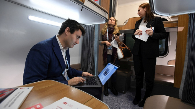 Rusové ukázali nové interiéry svých vlaků, těm českým ujíždějí o parník