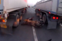 Teď už budete vědět, proč se na dálnici nepouštět s motorkou mezi dva kamiony (video)