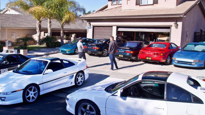 Muž vlastní 14 kusů jednoho a toho samého auta, všechna je sám používá