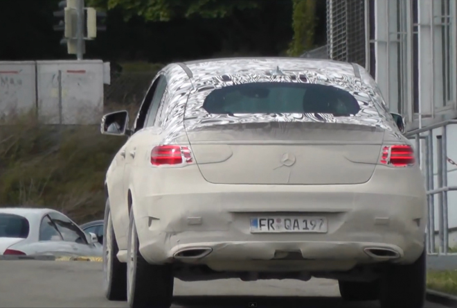 Mercedes M Coupe 2015: produkční verze natočena při testech, zatím s kamufláží (video)