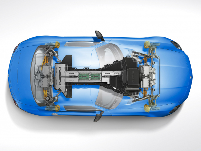 Mercedes prý bateriemi jasně pokoří Teslu, i tak věří spalovacím motorům