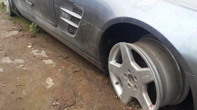 Policií zabavený supersport za miliony chátrá na dešti rozebírán kolemjdoucími