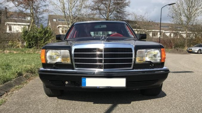 K mání je zabavené auto drogového bosse. Jeho původ bezpečně prozradí už interiér