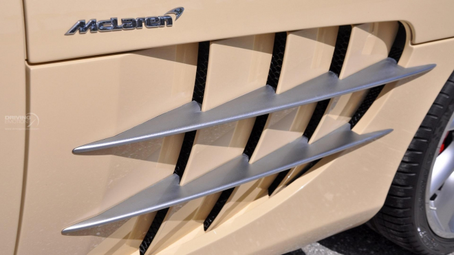 Někdo si nechal dát na vzácný sporťák lak z taxíku. Teď se ho marně pokouší zbavit