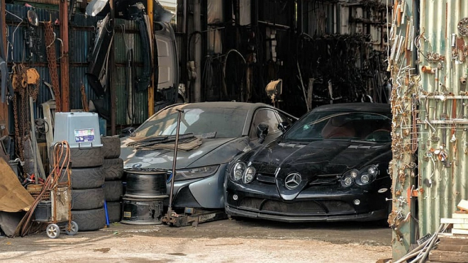 I takováto auta nechávají chátrat v Hong Kongu. Pro české politiky je to varování