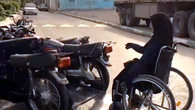 Íránská žena skončila na vozíku, nemůže do autobusu ani do taxi, nemá řidičák. Takhle to vyřešila