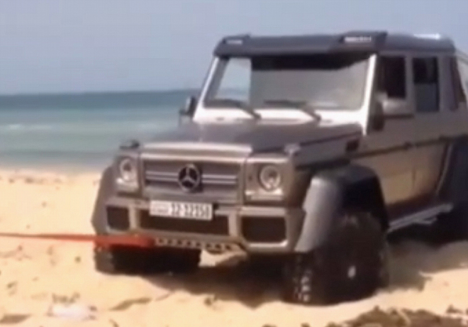 Mercedes G 63 AMG 6x6 zapadl v písku, nepomohla mu ani Dacia Duster (video)