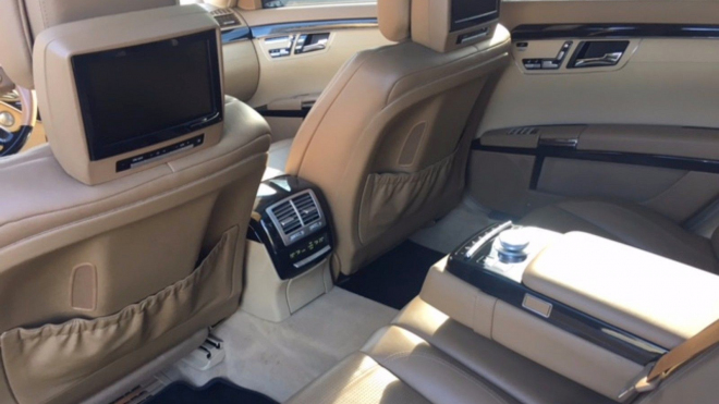 K mání je Mercedes třídy S po slavném fotbalistovi. Má 12 válců a 3 televize