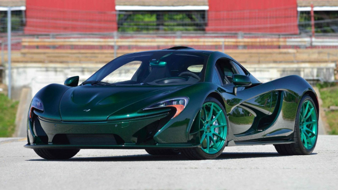 K mání je druhý vyrobený McLaren P1, celokarbonový, bizarně zelený a sotva jetý