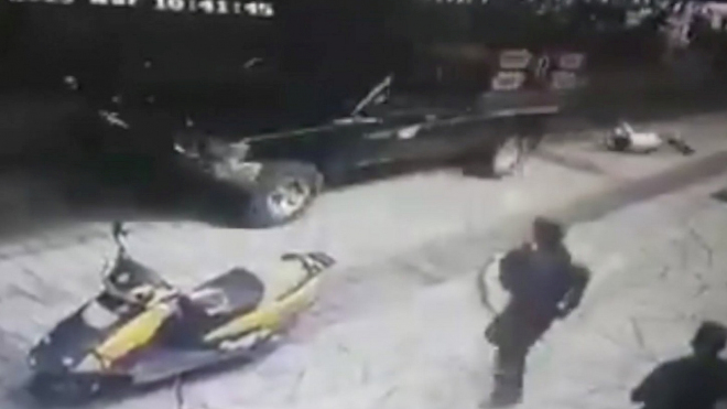 Mexičané táhli za autem starostu po silnicích, které slíbil opravit, ale neopravil