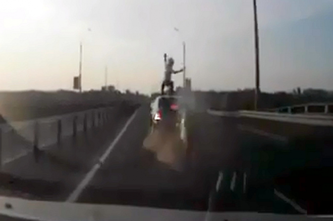 Ruský motorkář přežil svou vlastní smrt vrcholně kaskadérským způsobem (video)