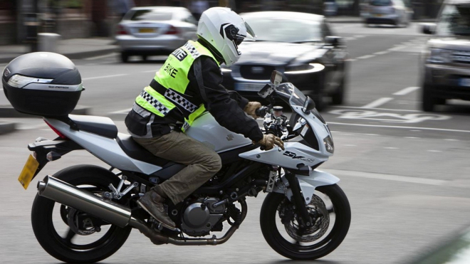 Motorkář říká, že mu policie zničila život kvůli pouhé specifické reflexní vestě