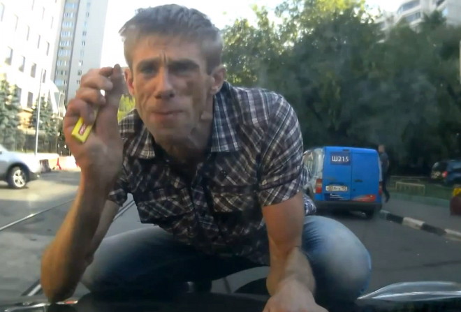 Palubní video s Rusem vyšilujícím na kapotě za jízdy je asi vrcholem silniční absurdity