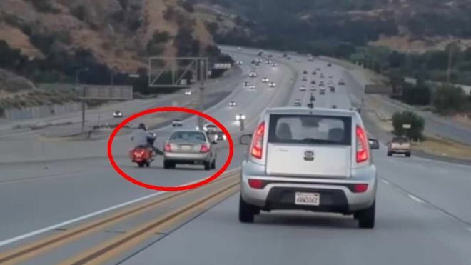 Motorkář v hloupé silniční šarvátce kopl za jízdy do auta, kupodivu „bodoval”