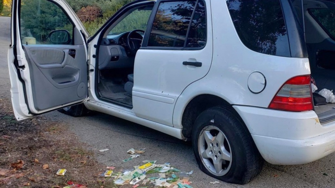 Policie zatkla muže, který zkoušel opravit proraženou pneu auta obvazy z lékárničky