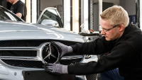 Mercedes nevyplatil zaměstnancům bonusy a chce po nich víc práce za míň peněz, 33 tisíc jich teď protestuje a hrozí &bdquo;horkým létem&rdquo;