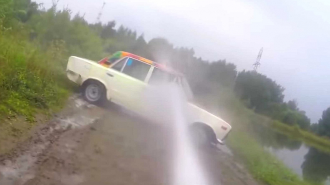 Rusové zkusili umýt auto hasičskou stříkačkou, úplně dobře to nedopadlo