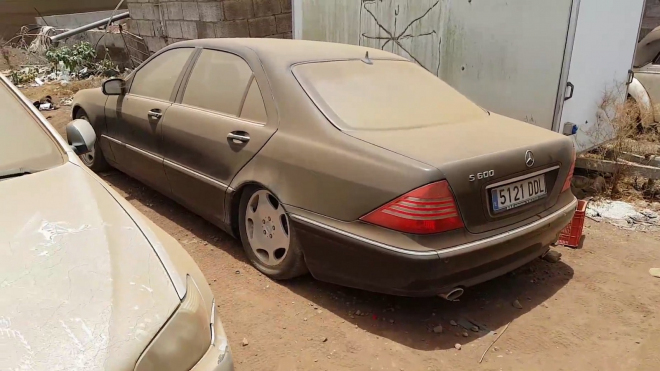 Nadšenci zkusili po létech stání vrátit život pískem zavátému Mercedesu S600