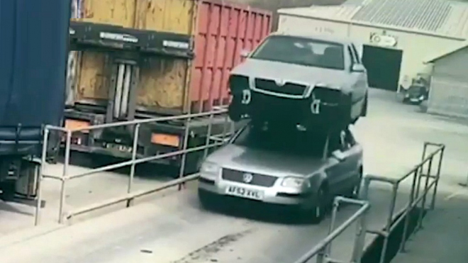 Muž převážel Škodu Octavia na střeše Volkswagenu Passat, policii to nedojalo