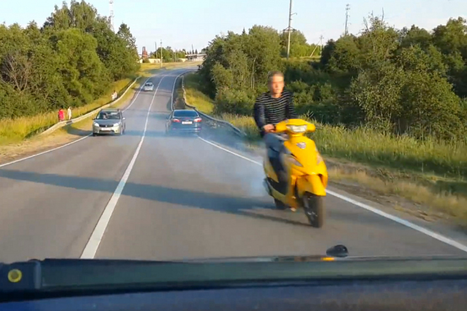 Kamikaze teď řádí na ruských silnicích, tento motorkář cíl minul (video)