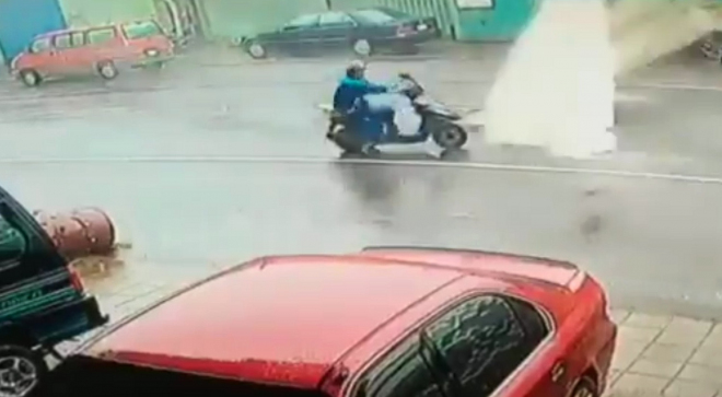 To je důvod, proč během tajfunu nejezdíte na motorce (video)