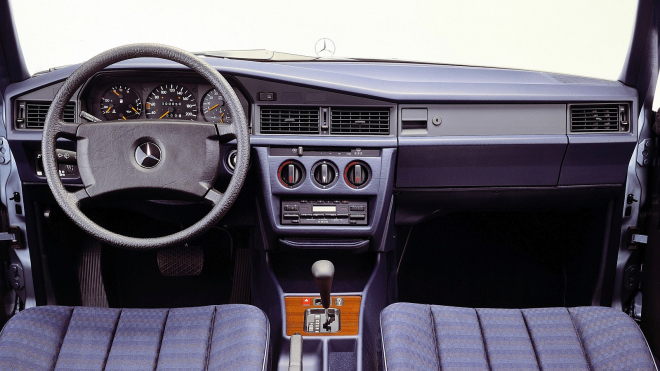 Jediný majitel 31 let schovával v garáži slavný Mercedes, skoro nejetý je teď k mání