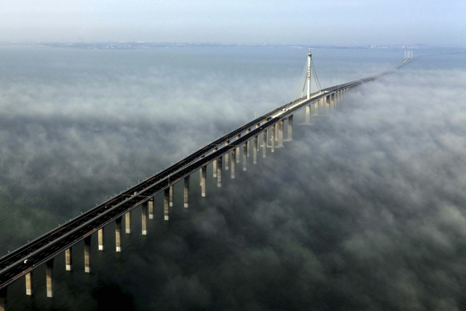 Čína má nejdelší most světa, vyšel levněji než české dálnice