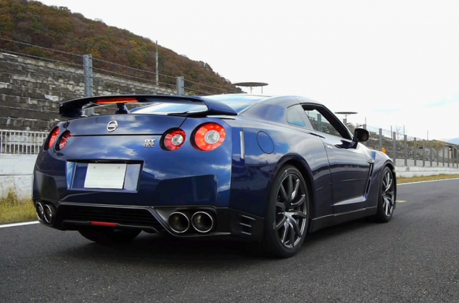 Nissan GT-R 2012 opravdu zrychluje na stovku pod 3 sekundy (video)