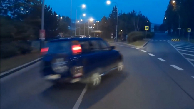 Pražský řidič si spletl SUV se sporťákem, vůz poslal přes střechu do zastávky (video)