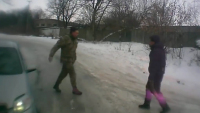 Na Ukrajině se srazili dva řidiči. Co se stalo pak, nikdo nechápe (video)