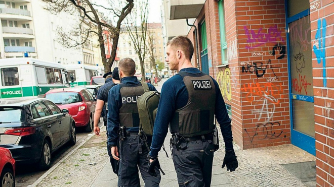 Žena ohlásila na policii vraždu jen proto, že ji auto blokovalo výjezd z garáže