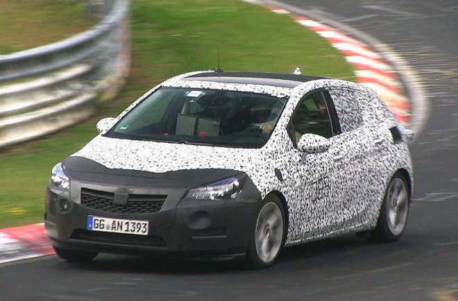 Nový Opel Astra už trénuje na Ringu, bude další spíše evoluční novinkou (video)