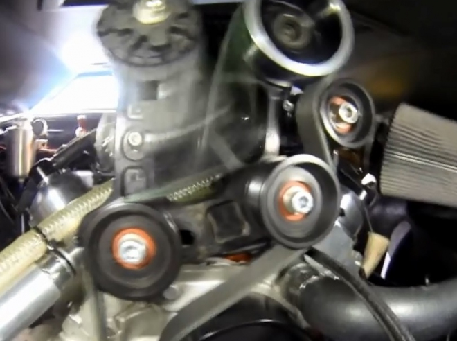 Podívejte se, jak těžký život má napínací kladka motoru závodního Camara (video)