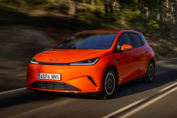 Německé dotace měly pomoci chudým rodinám, ve skutečnosti pomáhají Číňanům. Tohle sympatické auto teď rozdávají za 89 Eur měsíčně
