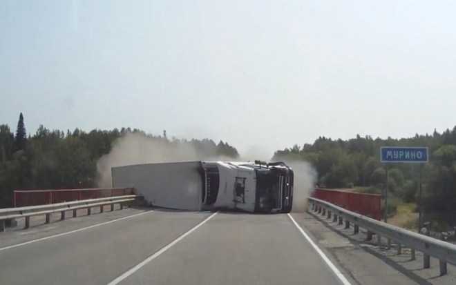 Někdy vám na silnici zachrání krk jenom štěstí v neštěstí (video)