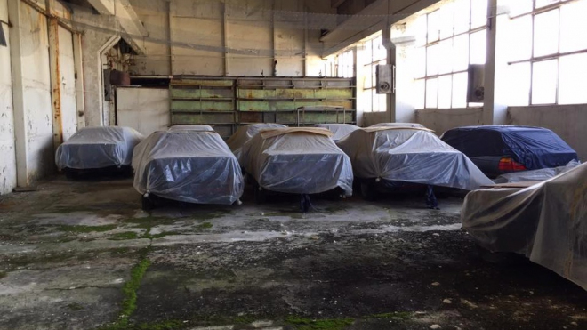 Bulharské skladiště 24 let skrývalo 11 nových BMW, nikdo s nimi nehnul ani o píď