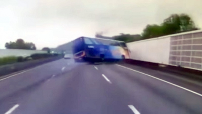 Řidič autobusu si „zadriftoval” na dálnici, skončilo to tragicky (video)