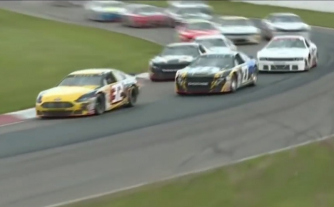I NASCAR už je zajímavější než F1, podívejte se na ten boj do posledních metrů (video)