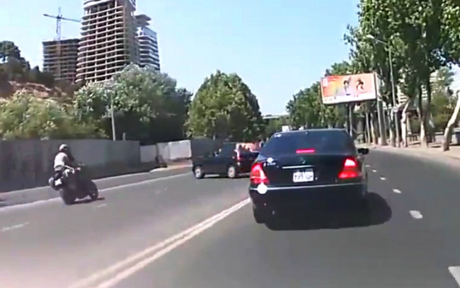 Takhle děsivě to může dopadnout, když nedáte pozor při otáčení v provozu (video)