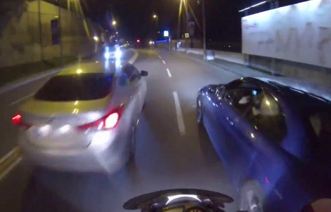 Druhý nejnaivnější pokus vejít se s motorkou mezi auta nemohl dopadnout dobře (video)