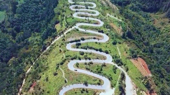 Nejklikatější silnice světa vznikla z liknavosti úřadů, 68 vraceček dnes fascinuje turisty