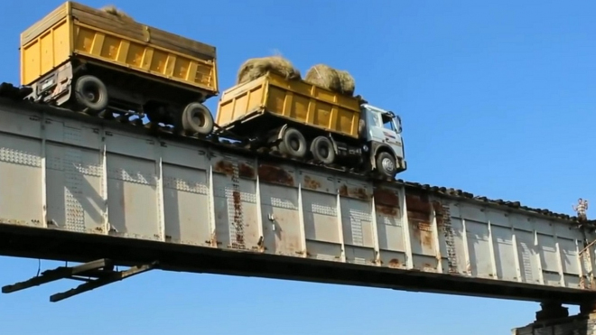 Po prý nejnebezpečnějším mostě světa jezdí náklaďáky jako po kladině