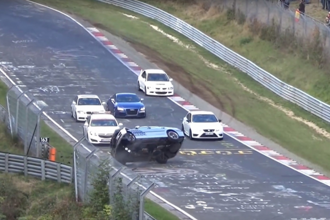 Řidič BMW poslal na Ringu auto na střechu těsně před vozem komisařů (videa)
