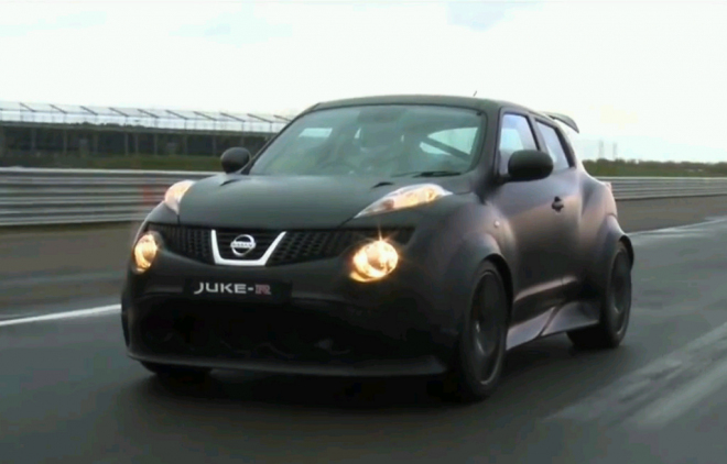 Nissan Juke-R: mini monstrum poprvé v akci na okruhu (2 x video)