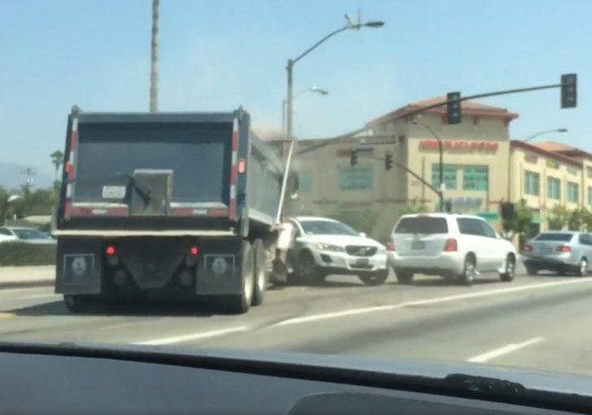 Řidič náklaďáku zkolaboval ve městě, pak už jen létala auta na všechny strany (video)