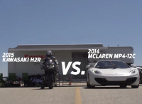 Kawasaki Ninja H2R dál měří síly s auty. McLaren ničí, upravený GT-R nikoli (videa)