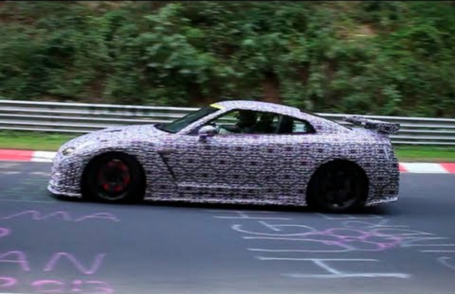 Nissan GT-R Nismo 2014 už ladí formu na Ringu, chce dostat Veyron i P1 (video)
