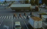 Jak určitě neprojíždět křižovatkou s kamionem (video)