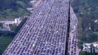 Před 49 léty nastal největší dopravní kolaps dějin, statisíce aut se 4 dny nehnuly o píď